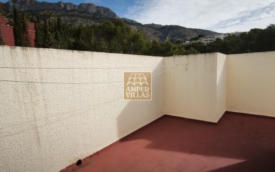 Spacious bungalow with a communal swimming pool and tennis court next to the golf club.
